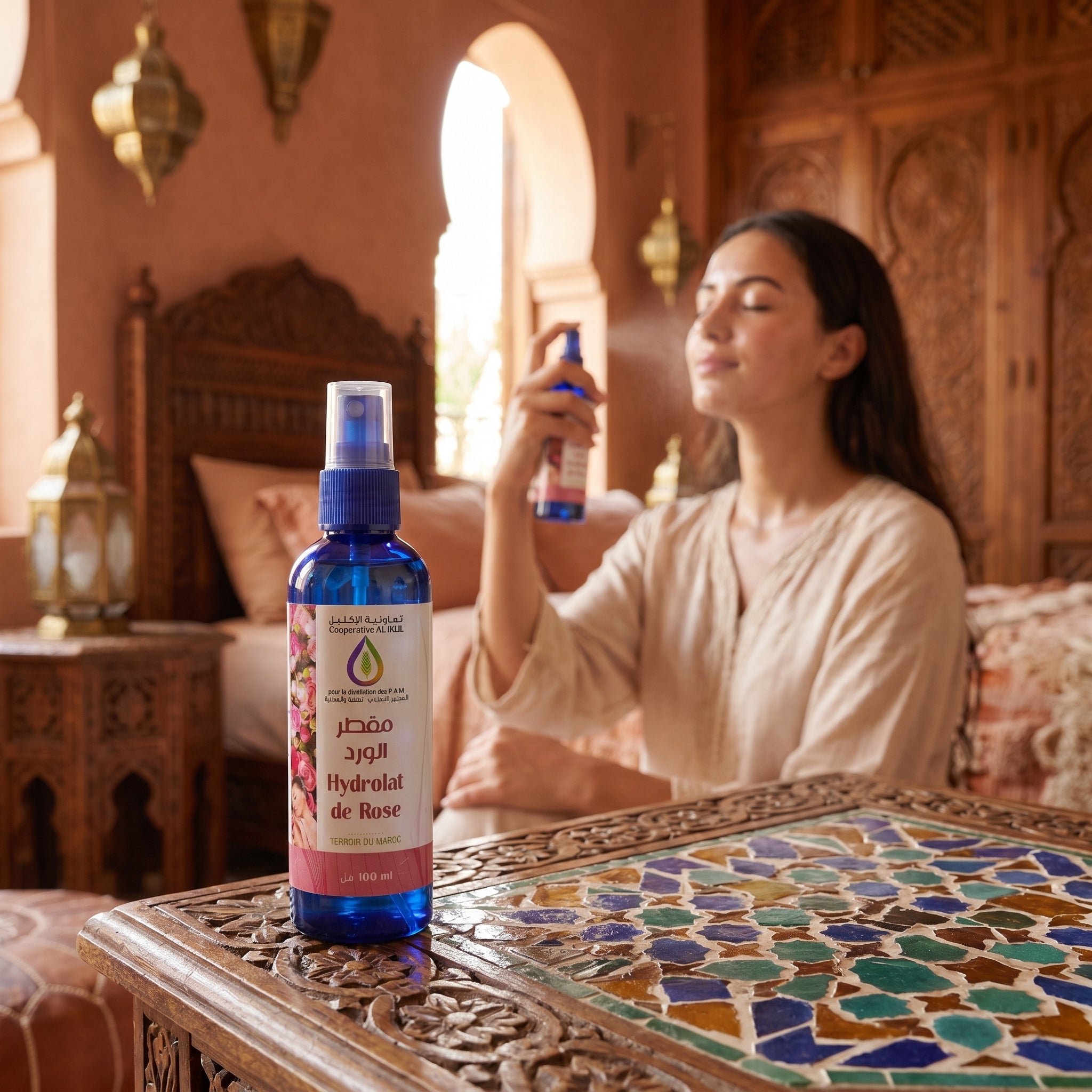 femme marocaine se rafraîchit avec l'eau de rose